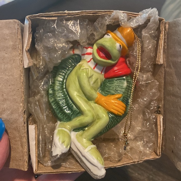 Vintage 1980 Jim Henson Muppets, Kermit The Frog in Ice Skates, Christmas Wreath - Picture 13 of 14